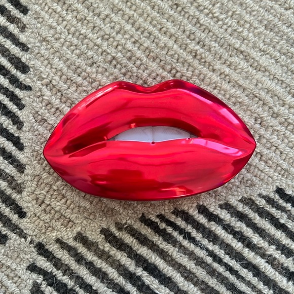 Huda Beauty Lip Tin - Picture 1 of 3